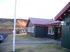 12月28日、コペンハーゲン経由でレイキャビックの空港に着いたのは午後。
この日は早速温泉!!!!ブルーラグーンという温泉はレイキャビックの空港から近いということで、初日はブルーラグーンのそばのホテル、ホテルブルーラグーン（そのままの名前!!!）を行く前に予約しておいた。
到着後ホテルの人が車で迎えに来てくれていて、ホテルまで車で20分ほどで無事到着。こんな感じです。