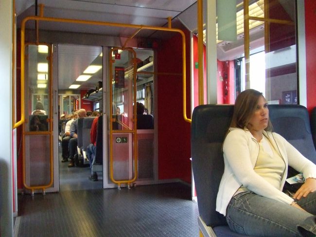 車内はけっこうゆったり。