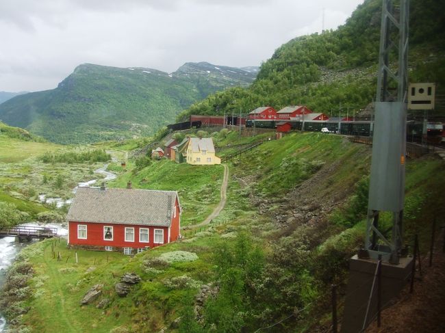 そしてミュルダールからフロム鉄道に。<br />1時間20kmの間に標高866mから海面0mまで下る、世界でも有数の急勾配路線であります。<br />