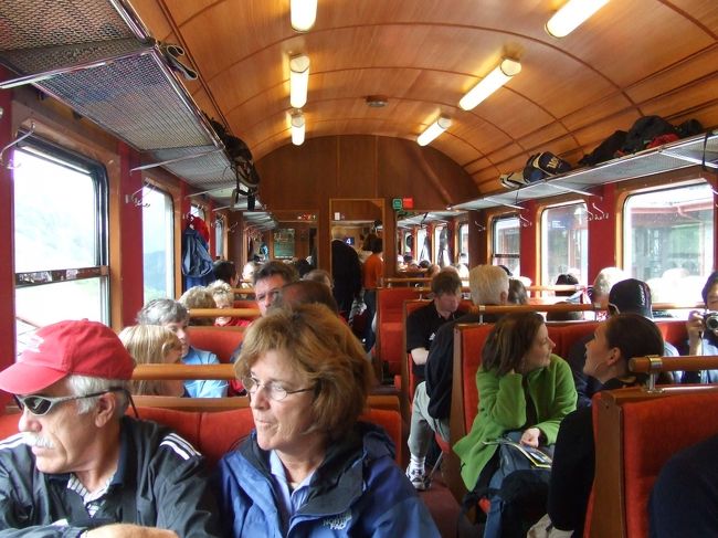 かなり混んでて座れませんでした。<br />でも座っちゃわないほうが、右でも左でも景色が見れて良かった気がする。