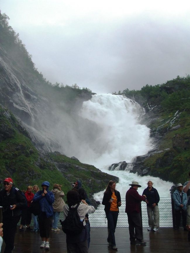 途中滝で撮影タイムがあります。<br />しかもその時、突然新興宗教っぽい音楽が流れ、滝の上のほうに女神様のような格好をした美しい娘が現れてヒラヒラ踊るサービス？があります。なんかの伝説に則した演出なんでしょうか。さっぱりわかりません。<br /><br />とにかく水しぶきがすごくて、ずぶぬれになります。<br />デジカメ守りつつ撮るのに必死でした。