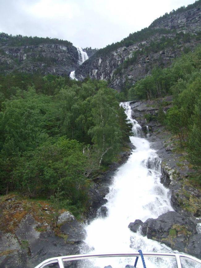 小雨が降ってたけど、小型ボートのクルーズをすることにしました。なんと我々ふたりの貸切り！<br /><br />雨に打たれながらもボートはものすごいスピードで進みます。顔が痛い〜！でも楽しい〜♪