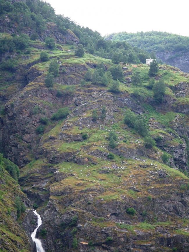 この右の上のほうに小さく見えてる白いのはお家です。<br />昔はハシゴで上まで登ってたのだとか。<br />今は機械があるらしいけど、でもなんでこんな絶壁にムリヤリ住んでるんだろー、、、