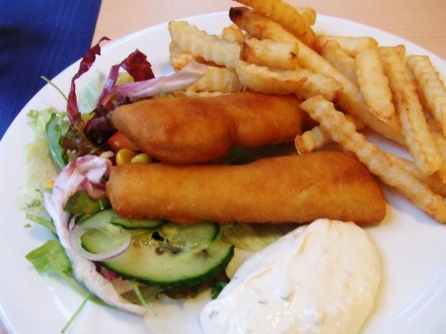 明るいから油断してたけど、歩き回ってるうちに、10時くらいになっていて、ほとんどのレストランが閉まっちゃいまして、、、<br />夕食はふたりでフィッシュ＆チップスをわけっこしました。<br />だってこれだけで2000円くらいするんだもん〜(T_T)<br />他のはもっと高かったんだもん〜(T_T)