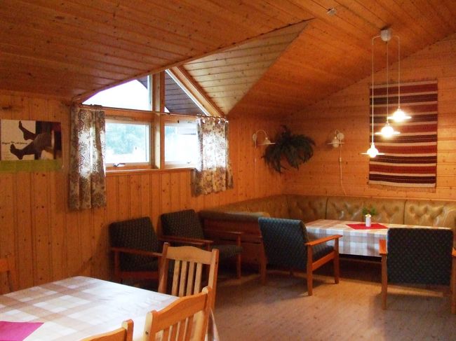 宿は『Flam Vandrerhjem』<br />キャンプ場って感じでした。<br />キャンピングカーで寝泊りしてる人も多く、シャワーがコイン式だったのが不便でした。<br /><br />二段ベッドのお部屋、ふたりで540NOK＋リネン各65NOK。<br />ひとり7000円くらいですかね。<br /><br />http://www.flaam-camping.no/setval.dfm?LANGUAGE=GB