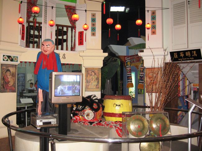 中国人の家庭や商店の風景が続きます。このコーナーでは、現代風の暮らし振りが紹介されているようです。