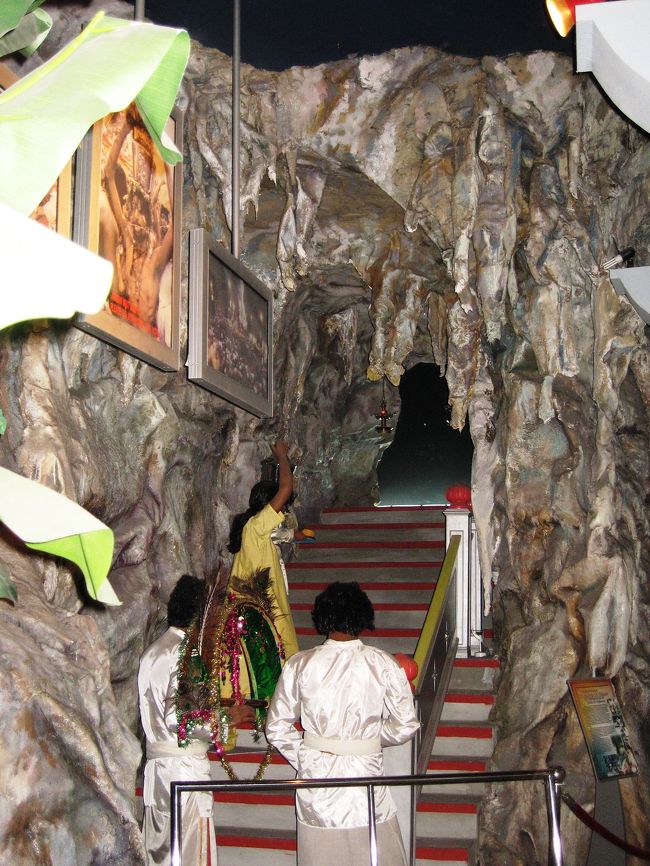 苦行の写真が飾ってあった奥に、洞窟に入る階段が模擬され、蝋人形もありました。曰くありげな洞窟です。