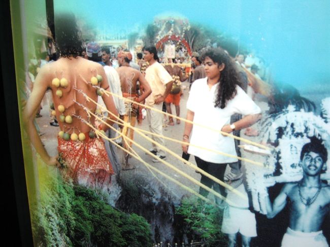 苦行の写真を2つ紹介します。ヒンズー教か、イスラム教かは、説明を聞いたようですが忘れました。背中一杯に付けたクリップです。