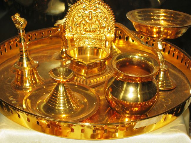 金製品ではなく、金銅製品でしょうか。宗教儀式に使われる品のようです。