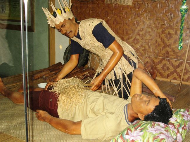 現地ガイドさんが、祈祷師による病気治療の様子だと解説してくれました。日本古代のシャーマンと同じルーツと見受けました。