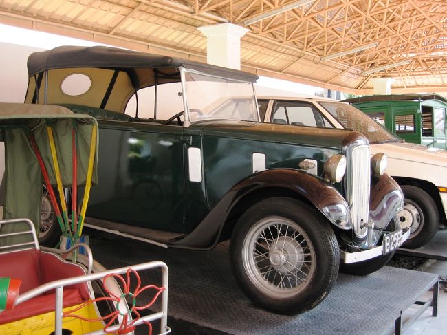 屋外にクラシックカーの展示もありました。歴代首相か国王が使われた公用車でしょうか。ロールスロイスかも知れません。