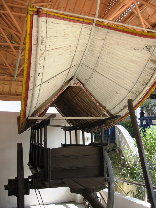 優雅な形をした幌付の馬車です。ビップ用の公用車にしては、飾りが少しシンプル過ぎるようです。