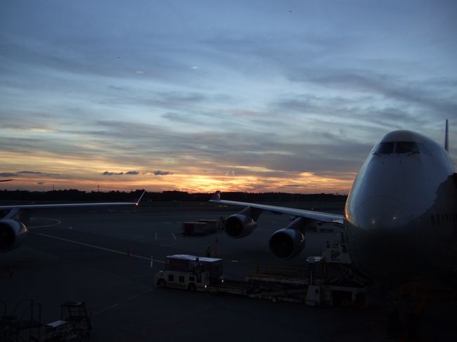 まもなく出発です。<br />夕焼けがきれいだったのですが、向かって左側のエンジンが不調のため、2時間弱飛行機の中で待たされることに成るとは...