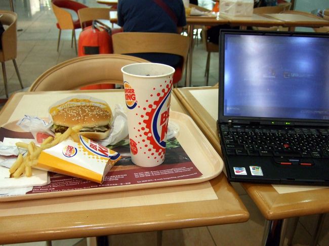 バーガーキングはやっぱりおいしい。<br />※機内食はまずくて食えず...<br /><br />インターネットFreeと書いてあるのに外国人は有料。<br />本当に香港国際空港は2006年Best空港に選ばれたのでしょうか？