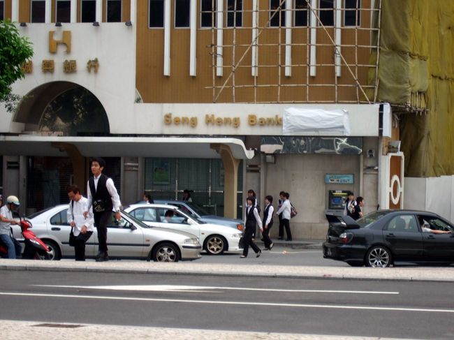 深夜勤務だったディーラーさんたちが一斉に帰宅です。<br />香港もマカオも制服勤務の人は家から制服で出かけます。