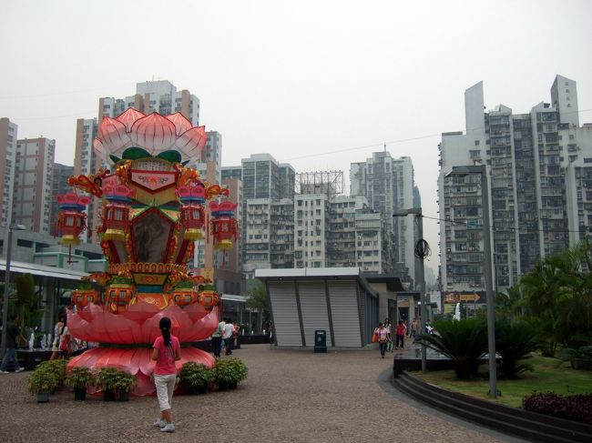 国境からマカオを見る。<br />マンション群がマカオらしい。