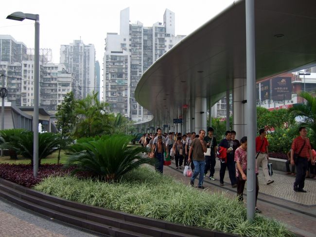 国境はいつも人だらけです。