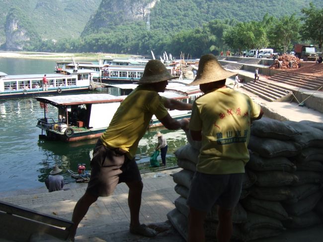 セメントを運ぶおじさん。<br />渡し舟でしかいけない場所で何か建設中らしい...<br />