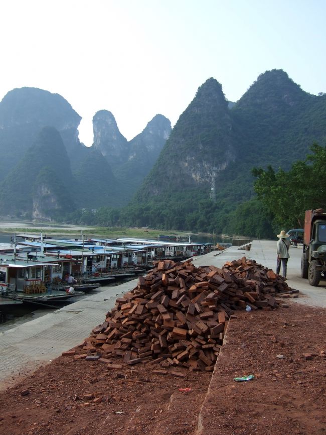 レンガのつみ方が適当でよく崩れている。