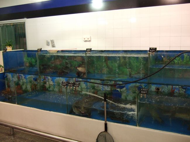 スーパーには生け簀あり