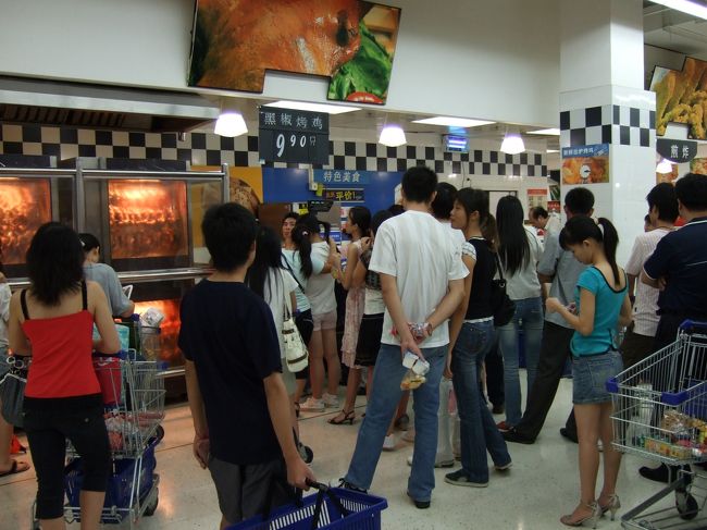 鳥の丸焼きを待つ人たち。