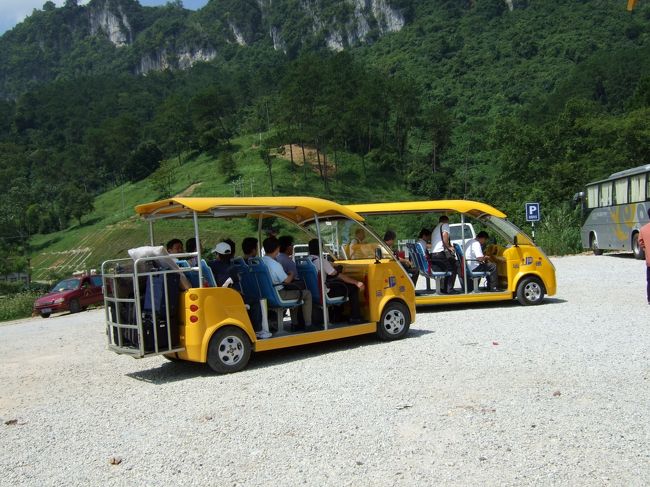 国境までは、専用車（電気で走る環境車）で行きます。<br />首には国際バスのお客であることを示す札をぶら下げています。