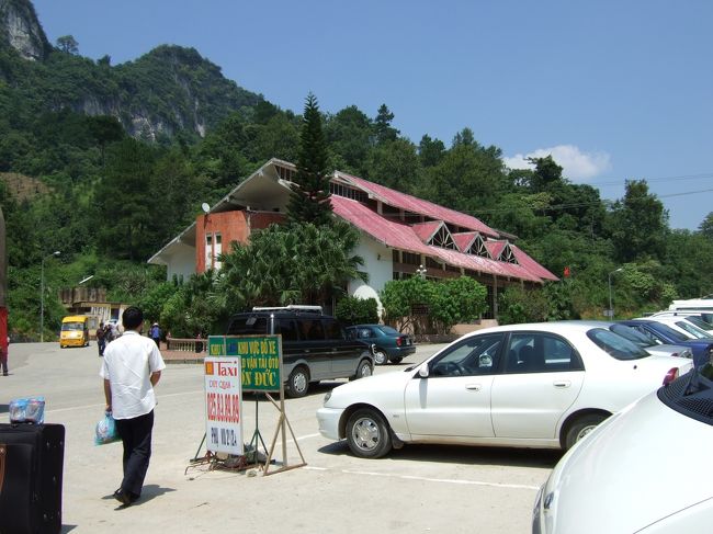 ベトナム国境。<br /><br />中国国境は写真で写せず。<br />新築の建物で、セキュリティも万全って感じでした。<br /><br />しかし、ベトナム国境は適当。<br />職員も適当な対応です。窓口を行ったり来たりしないといけないので、動線が不明で、みんな混乱しています。<br />並ぶという概念な無いので、窓口に書類を投げ込めば、自分の番に成り次第呼んでくれます。<br />あと、2000ドン必要なので、要注意。<br />ただし、裏両替はレートが悪いので、使わない方が良いかも。<br />自分は、2元支払ったらOKだった。<br />（人によってはもうちょっと払ったらしい）