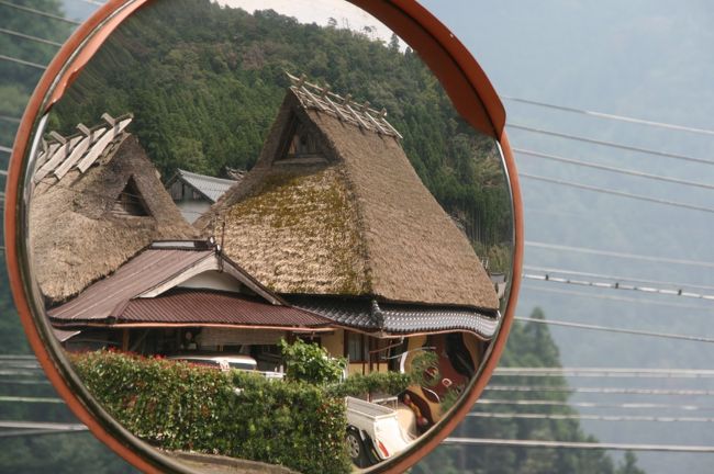 カーブミラーに茅葺き屋根の家がうつっていておもしろかったのでパチリ！<br />この日は曇りで大阪に比べれば涼しかったんですが、それでも日が照ってくるとまだまだ汗ばむ陽気でした。<br />日帰りでしたが、楽しい1日でした。<br /><br />