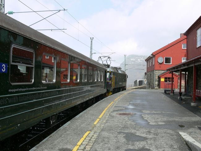 ミュルダール駅に到着。<br />小雪が舞っていて、ものすごく寒かったです。<br />乗り換えは隣のホームで待っているので楽チン・スムーズです。