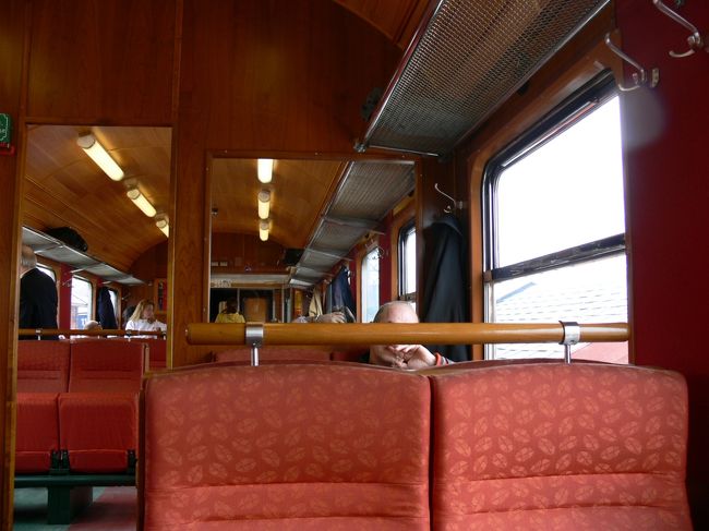 フロム鉄道内部。とってもレトロな内装です。<br />座席も快適(席は特に指定されていません)