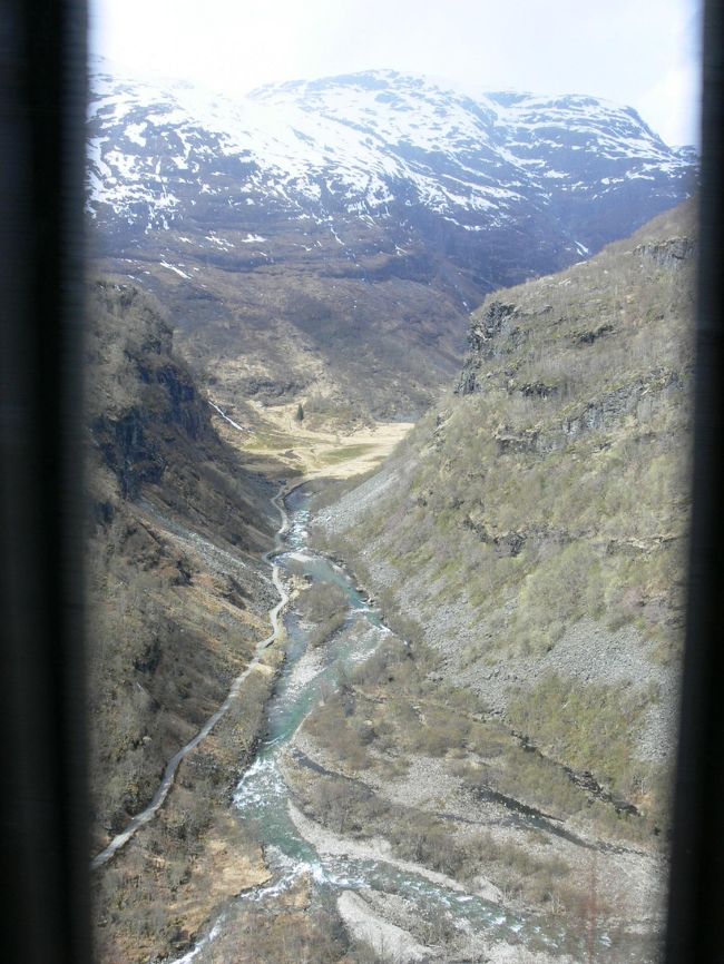 断崖の間を通り抜ける川。