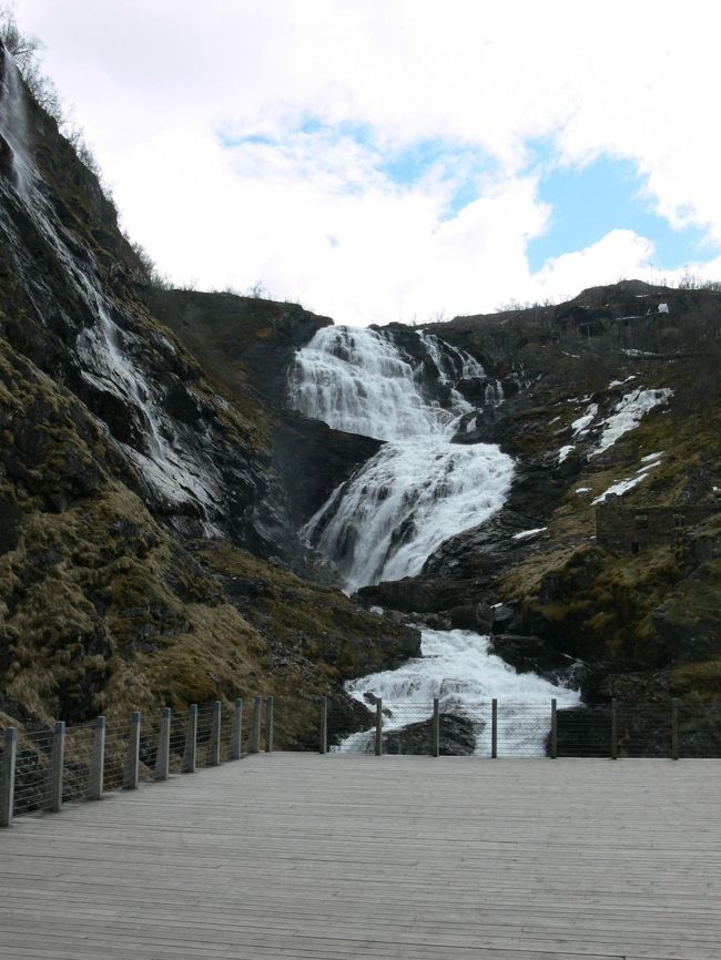 途中、滝の前で一時停車。