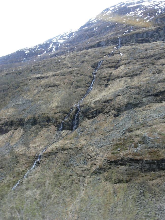 崖を滑り降りるように流れる滝。