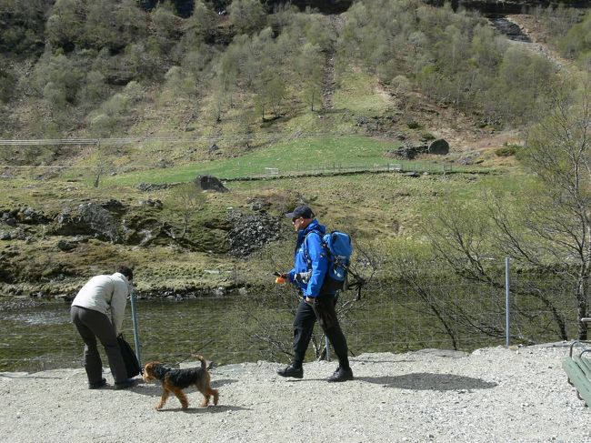 途中下車してトレッキングに出かける人々。<br />ワンちゃんも一緒です。