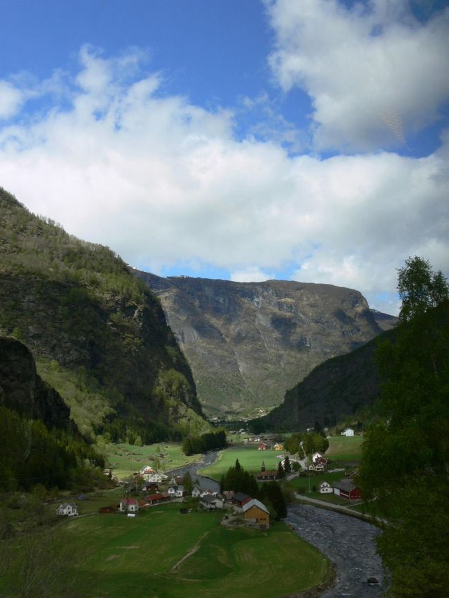 フィヨルドの間にある村。