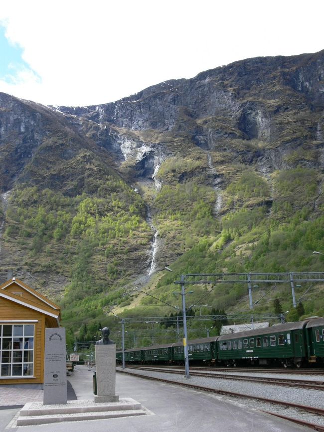 ここにも崖の上からの滝があります。