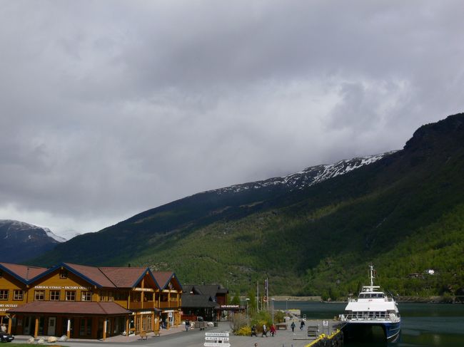 港の風景。右側がショップ、お土産や、インフォメーション、郵便局などの施設。<br />すこし時間があるのでここらへんで時間を潰すといいです。<br /><br />あまりご飯を食べる所がないのでオスロで買ってきたほうがいいかもしれません。<br /><br />私たちは現地の人からホテルにランチボックスを作ってもらった方がいいと言われたのでホテルから持参でした。