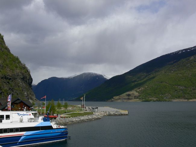 フラムの港を出発です。<br />いい席を取る為には早めに乗船が必須です。