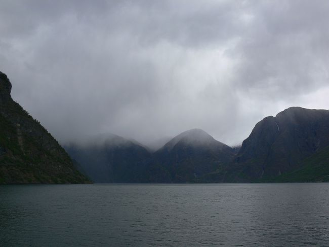 向こう側の天気が怪しい･･･