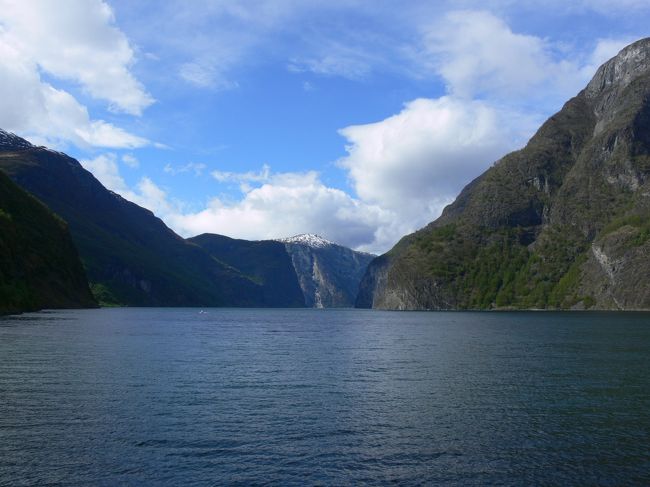 雨を通り抜けて青空の下へ。