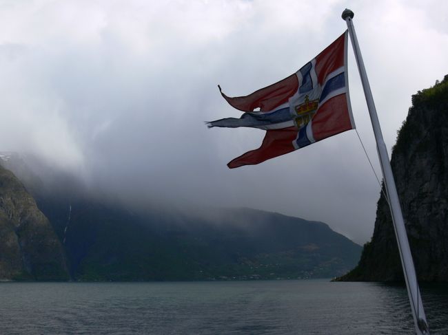 後ろは豪雨です。。。