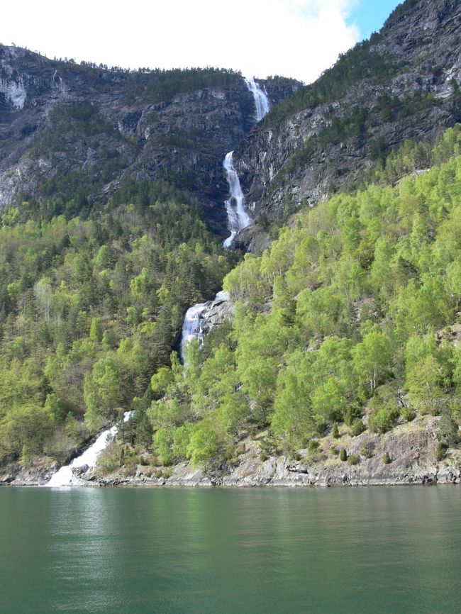 大きな滝があります。<br />船がどんどん滝に近づいていきます。