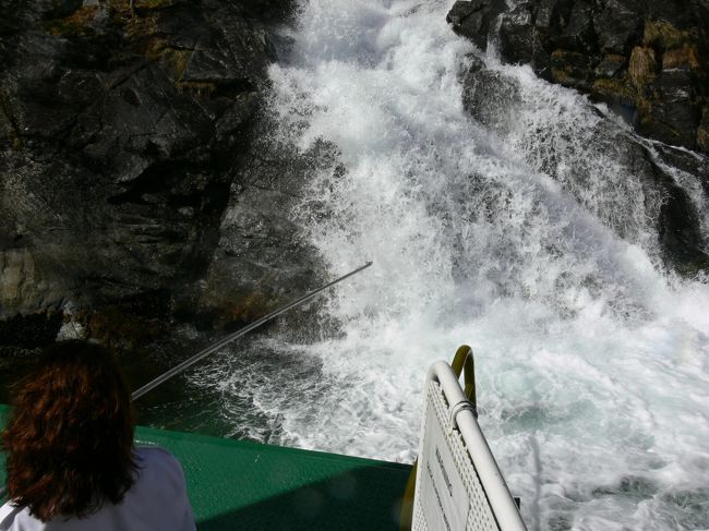 そして滝から流れる水をすくい上げて飲ましてくれます。<br />何万年前の雪解け水なんだろう？<br /><br />あっ、おいしかったですよ。普通に。
