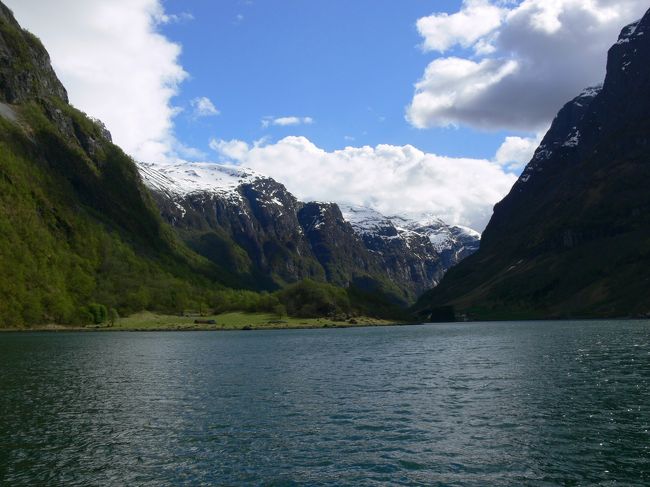 頂上は万年雪でしょうか？<br />その下に広がる草原には羊達がいました。