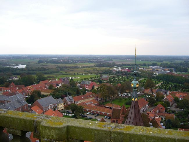 　写真としてはこちらの方が少しはマシかも知れません。ユトランドの豊かな大地が良く見渡せます。もっと手すりに近付いて、手すりが写らないようにしたほうがいいのかもしれませんが、さすがにこの強風では怖いです…。