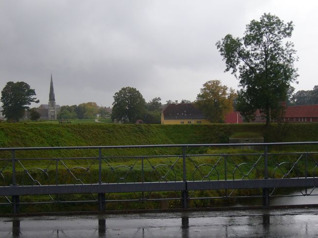 　カステレット要塞の外側の様子です。とは言っても、高い壁が見えるだけで、中はほとんど見えません。かといって、この雨の中、中に入っていく気にもなれず、ホテルでの待機時間が長かったため時間が押していることもあって、この意味不明な写真を撮っただけで終了です。