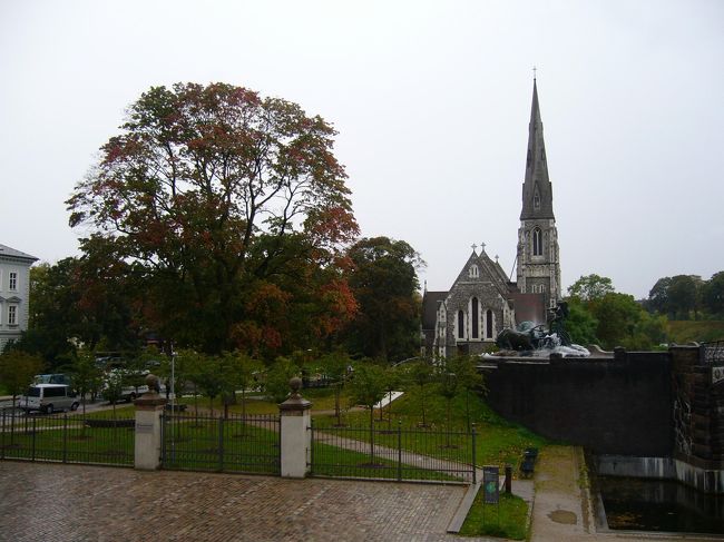 　人魚の像から海沿いを町側に戻った所にある、聖アルバニ教会です。この教会は、町の中心部にある建物と比べると知名度は低いかもしれませんが、小さいながらも端整で美しい外観をしており、一見の価値はあると思います。手前にあるゲフィオンの泉の中にある像も、なんだかよく分かりませんがかなり迫力があります。このあたりも、人魚の像付近に負けず劣らず観光客が多いです。どうやらこの付近にバスを止めて、海岸沿いを歩きながら人魚の像に向かう、というのが、観光ツアーの定番ルートになっているようです。