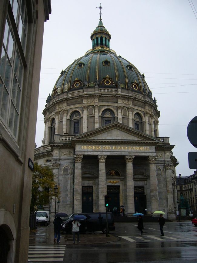 　だいぶ町の中心部分に入り込んできました。フレデリクス教会は、その丸い形が特徴的で、大きな建物が並ぶ市街地の中でもひときわ目立ち、存在感を示しています。ここからまっすぐ下がるとアメリエンボー宮殿なので、町を歩く時には良い目印になります。