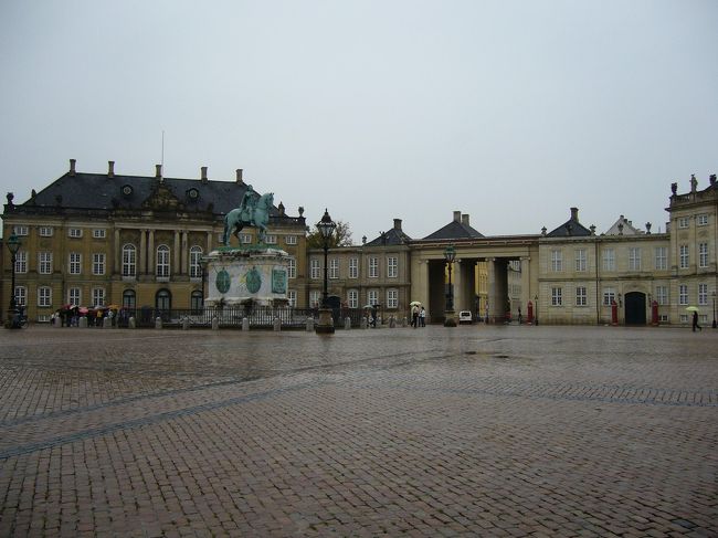 　そのアメリエンボー宮殿ですが、雨のためか、中央の広場は人影もまばらで、ただ広さだけが際立ってしまっています。何だか少し寂しい感じです。