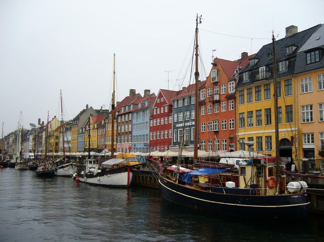 　やっぱりコペンハーゲンと言えばこの風景でしょう！港町コペンハーゲンの象徴、ニューハウンの街並は、実際にその場に立ってみると、やはり圧巻です。この景色だけは、多少の雨ごときで揺らぐものではありません。運河沿いに所狭しと並ぶ家々の鮮やかな色彩が、今までレンガ色に慣れきって、まったりモードになっていた眼を一気に覚まさせてくれた感じです。雨の中を無理してここまで歩いてきた甲斐があったというものです。